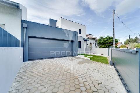 Moradia t3 r/chão e 1º andar com piscina em santa joana, aveiro