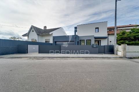 Moradia t3 r/chão e 1º andar com piscina em santa joana, aveiro