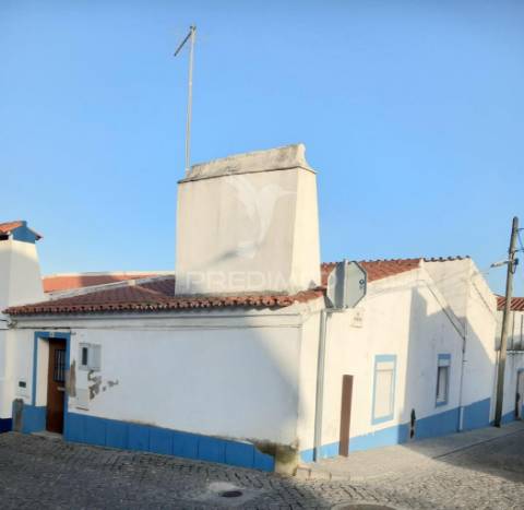 Moradia t4 com quintal e anexo