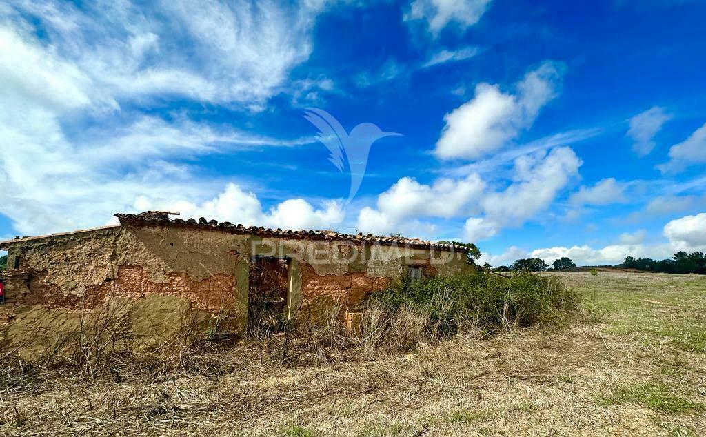 Terreno com 2 ruínas perto de porto covo