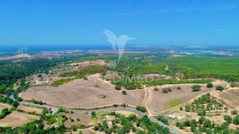 Terreno com 2 ruínas perto de porto covo