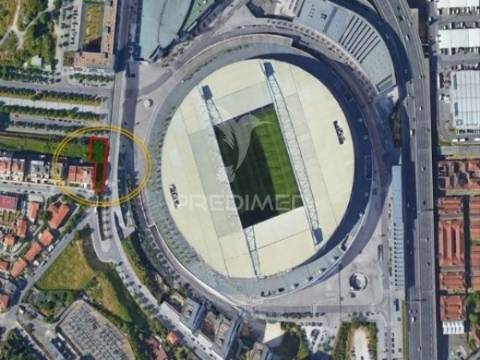 Terreno urbano, para construção de imóvel com 11 pisos situado ao lado do estádio do dragão