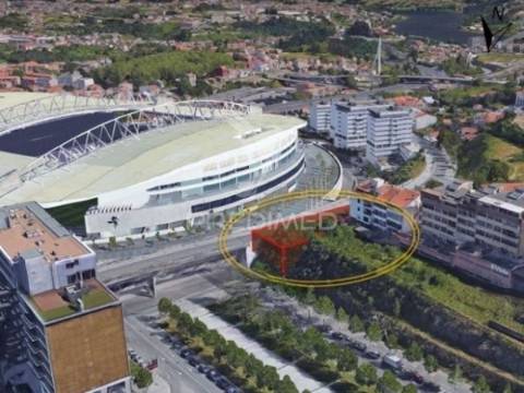 Terreno urbano, para construção de imóvel com 11 pisos situado ao lado do estádio do dragão