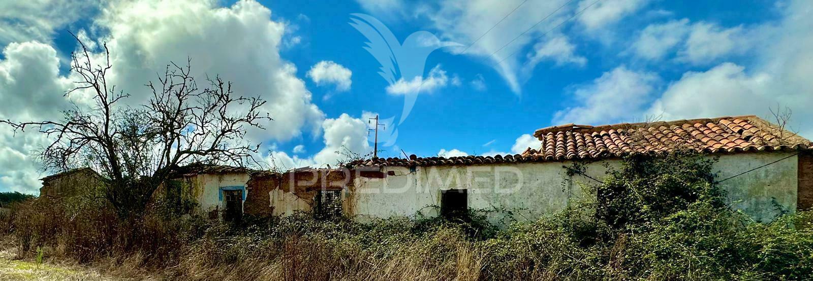 Terreno com ruína perto de porto covo