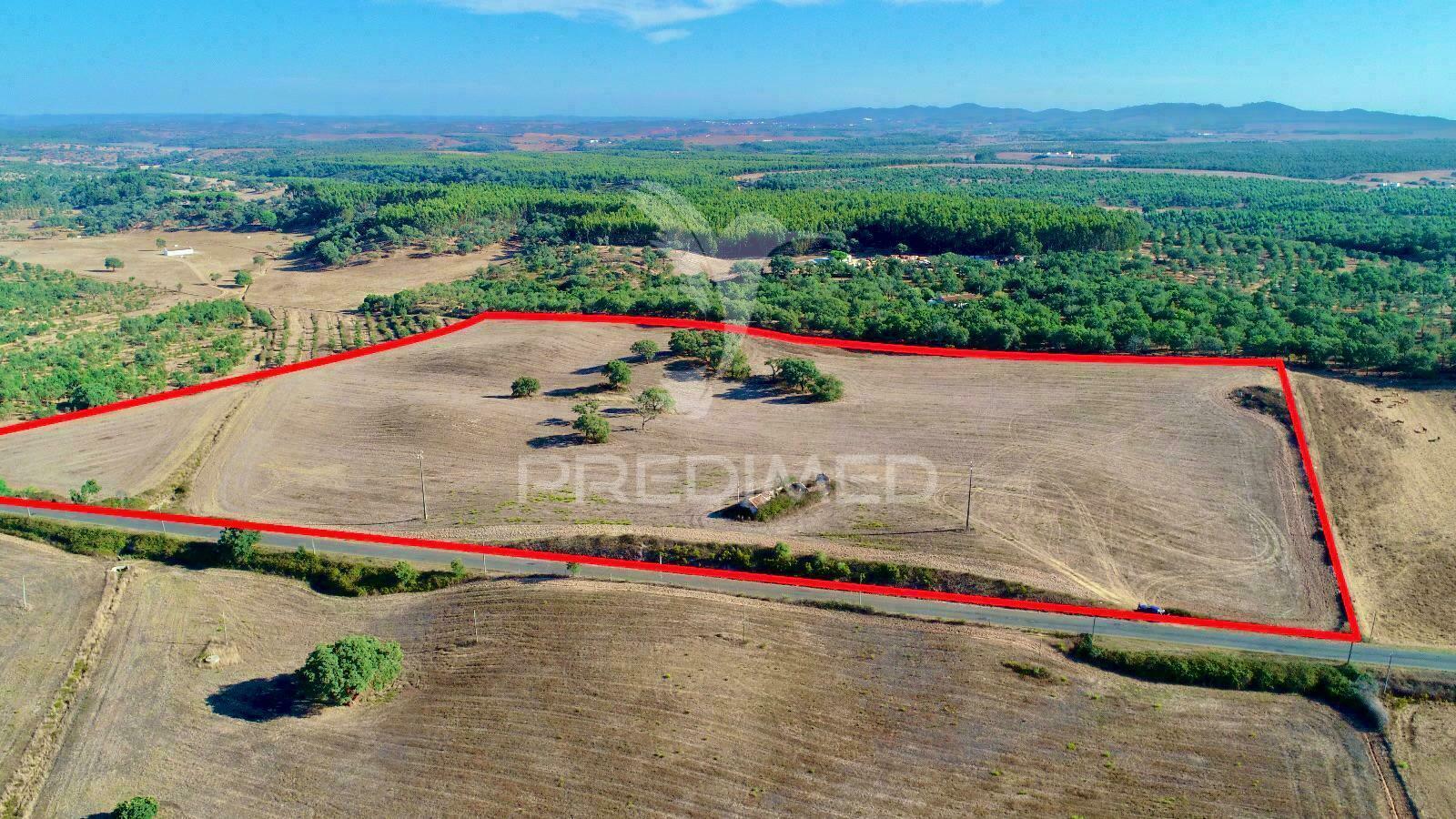 Terreno com ruína perto de porto covo