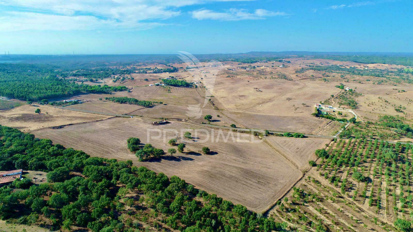 Terreno com ruína perto de porto covo