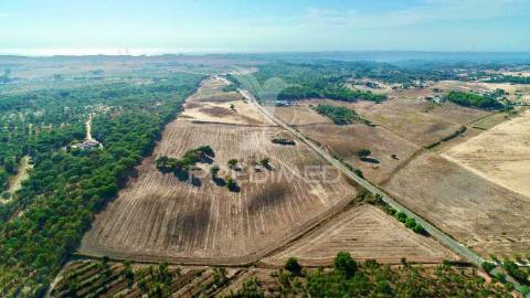 Terreno com ruína perto de porto covo