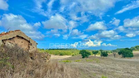 Terreno com ruína perto de porto covo