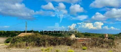 Terreno com ruína perto de porto covo