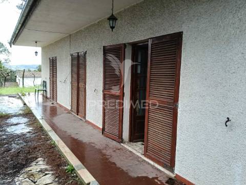 Moradia térrea t4 em tomar