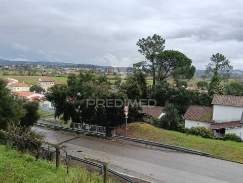 Moradia térrea t4 em tomar