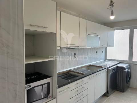 Apartamento t2 com arrecadação, remodelado no carregado