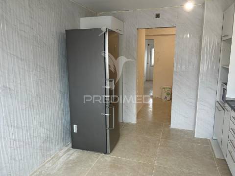 Apartamento t2 com arrecadação, remodelado no carregado