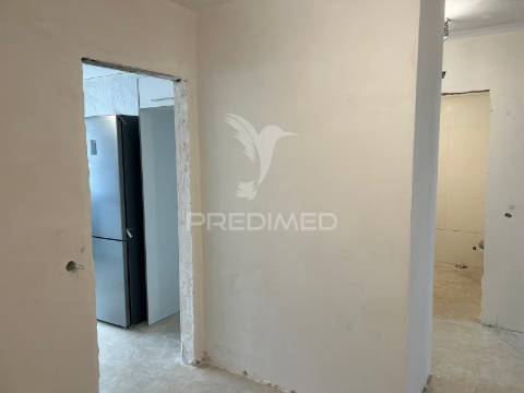 Apartamento t2 com arrecadação, remodelado no carregado