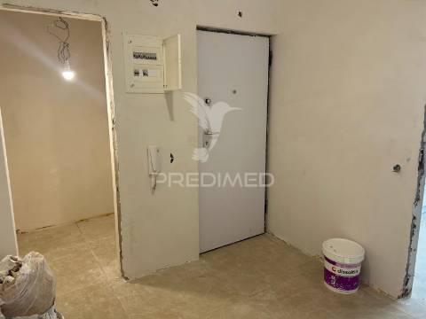 Apartamento t2 com arrecadação, remodelado no carregado