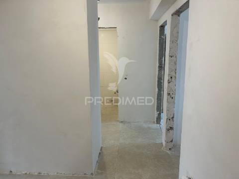 Apartamento t2 com arrecadação, remodelado no carregado