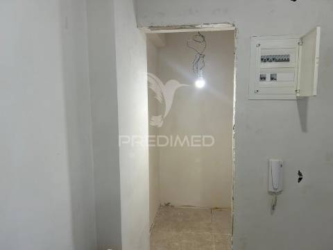 Apartamento t2 com arrecadação, remodelado no carregado