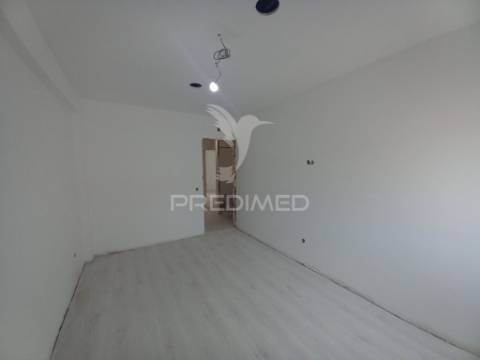 Apartamento t2 com arrecadação, remodelado no carregado