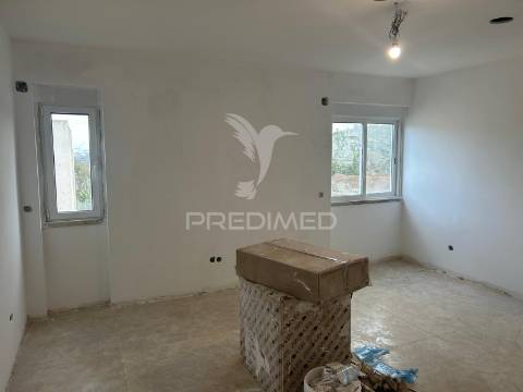 Apartamento t2 com arrecadação, remodelado no carregado