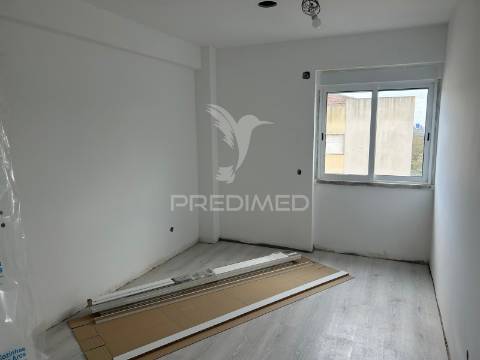Apartamento t2 com arrecadação, remodelado no carregado