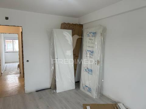 Apartamento t2 com arrecadação, remodelado no carregado