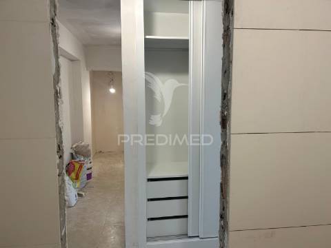Apartamento t2 com arrecadação, remodelado no carregado