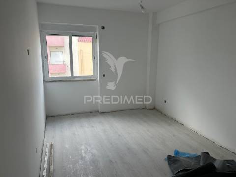 Apartamento t2 com arrecadação, remodelado no carregado