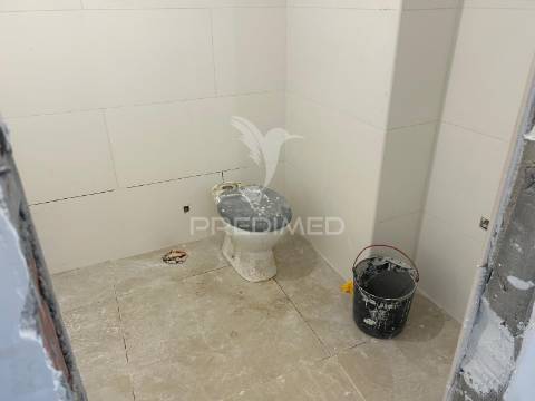 Apartamento t2 com arrecadação, remodelado no carregado