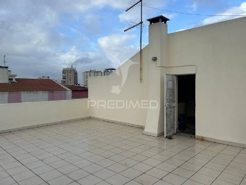 Apartamento t2 com arrecadação, remodelado no carregado
