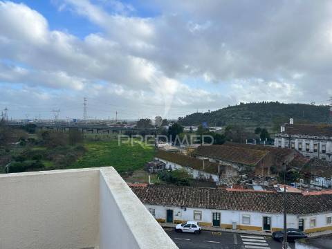 Apartamento t2 com arrecadação, remodelado no carregado