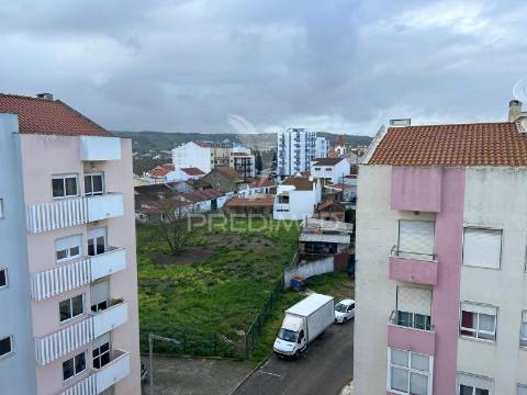 Apartamento t2 com arrecadação, remodelado no carregado