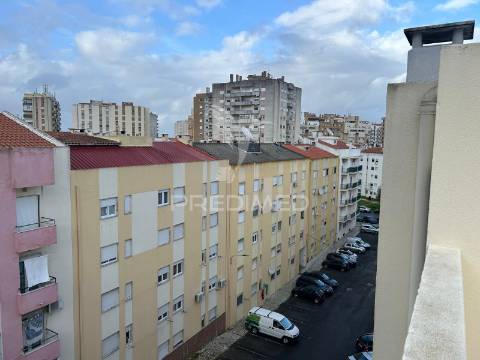 Apartamento t2 com arrecadação, remodelado no carregado