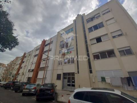 Apartamento t2 com arrecadação, remodelado no carregado