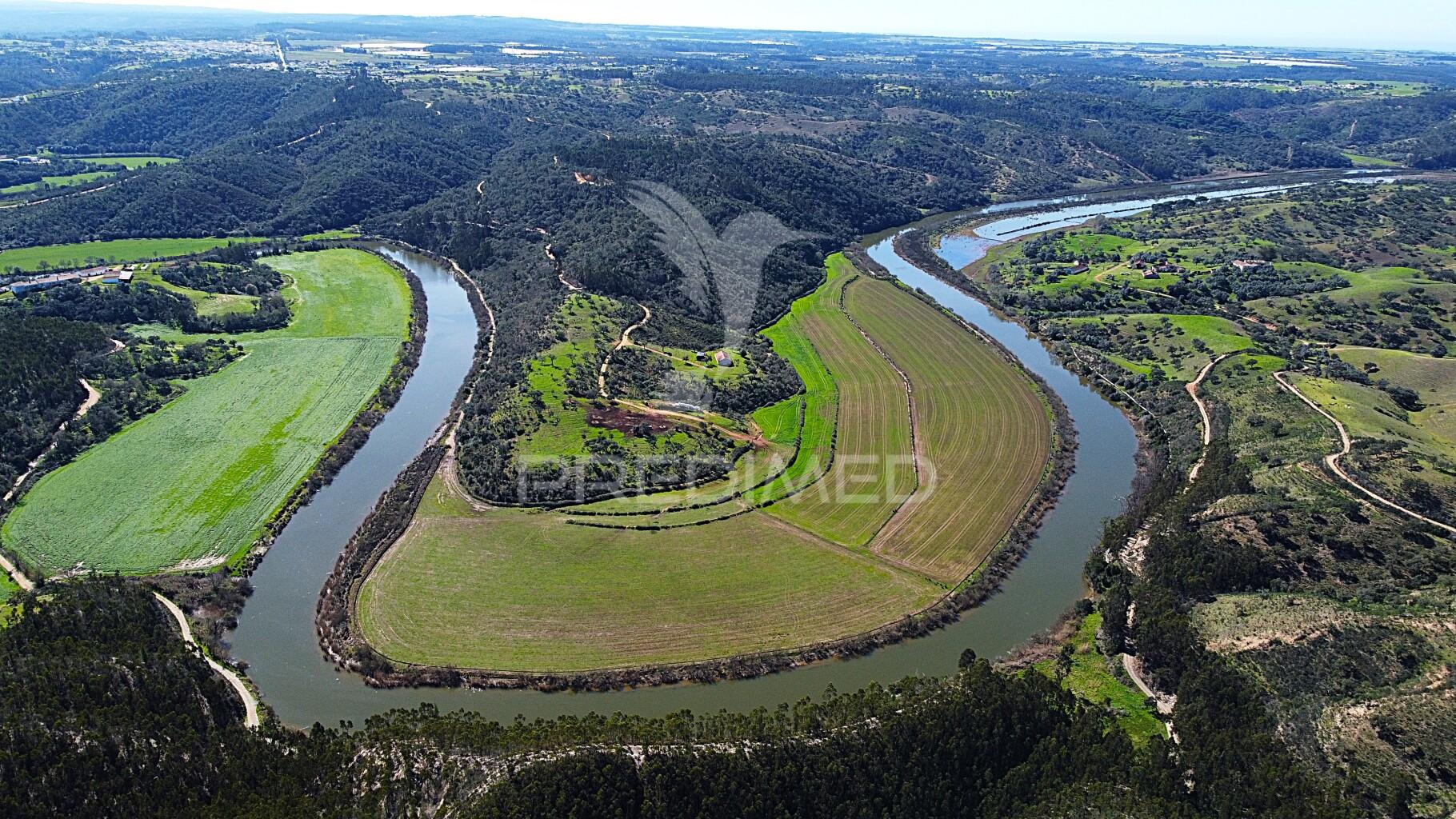 Herdade confinante com rio mira, em odemira