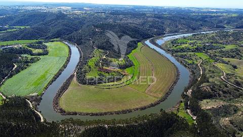 Herdade confinante com rio mira, em odemira