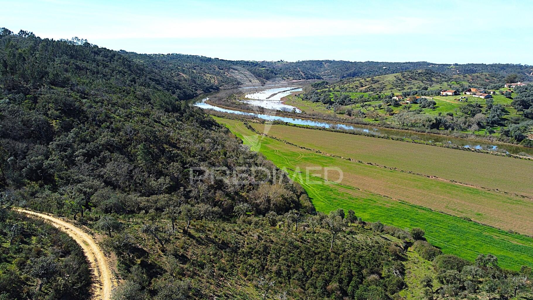 Herdade confinante com rio mira, em odemira