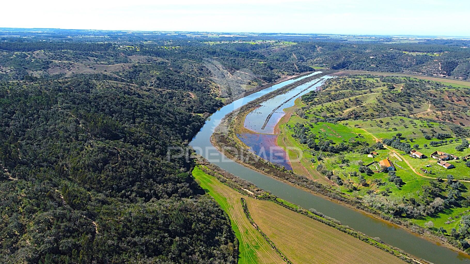 Herdade confinante com rio mira, em odemira