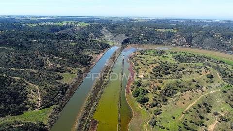 Herdade confinante com rio mira, em odemira