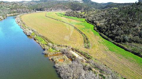 Herdade confinante com rio mira, em odemira