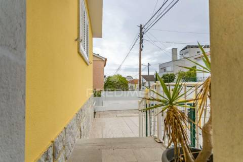 Moradia bifamiliar na avenida dr. rodrigues manito