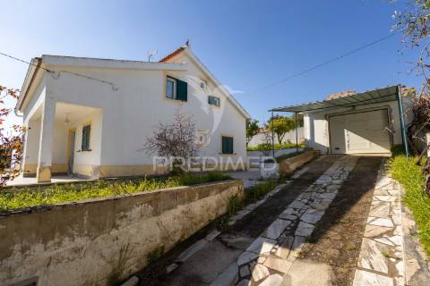 Moradia t2 com quintal e garagem