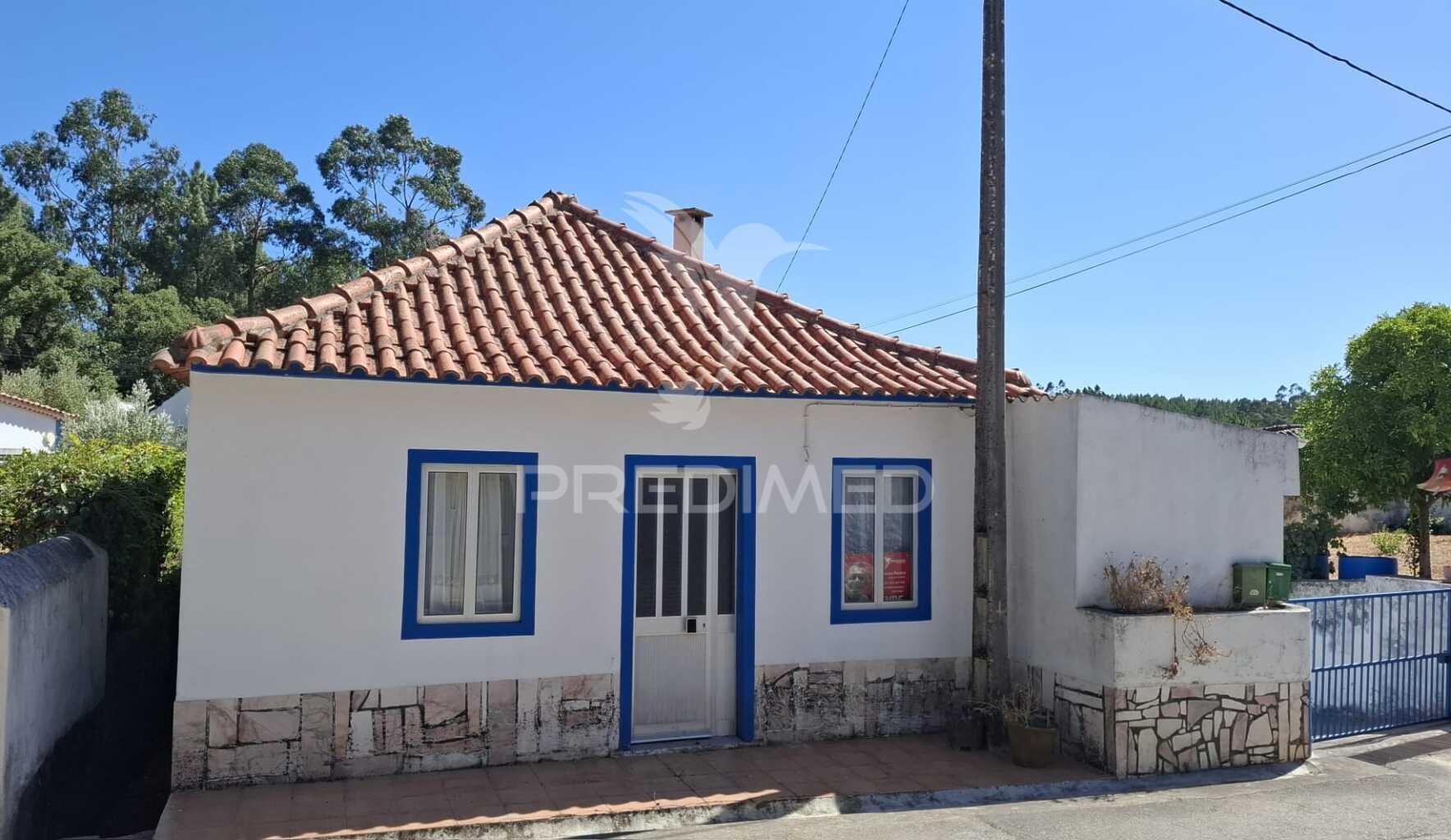 Moradia t1 +2 no canal, abrã, santarém.