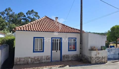Moradia t1 +2 no canal, abrã, santarém.