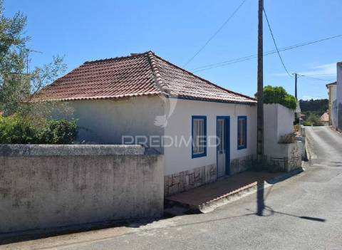 Moradia t1 +2 no canal, abrã, santarém.