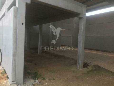 Armazém de 256m2 em arruda dos vinhos