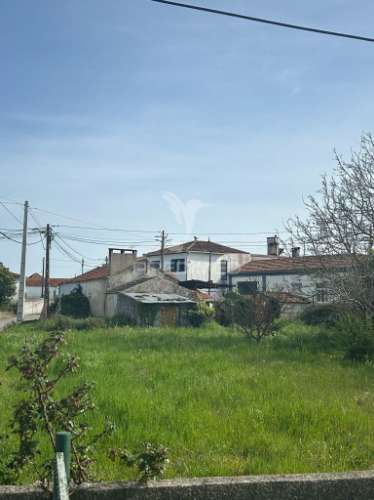 Terreno urbano de 785 m² com ruína de 74 m² e licença de habitação em bom sucesso, aradas, aveiro – potencial para construção de dois imóveis
