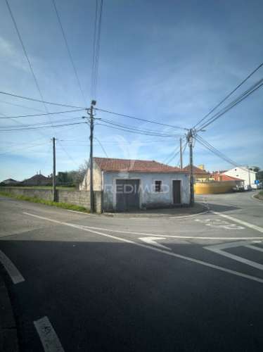 Terreno urbano de 785 m² com ruína de 74 m² e licença de habitação em bom sucesso, aradas, aveiro – potencial para construção de dois imóveis