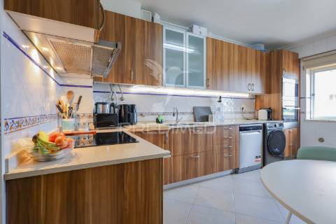 Apartamento t3 com suite, garagem e arrecadação – montijo
