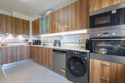 Apartamento t3 com suite, garagem e arrecadação – montijo
