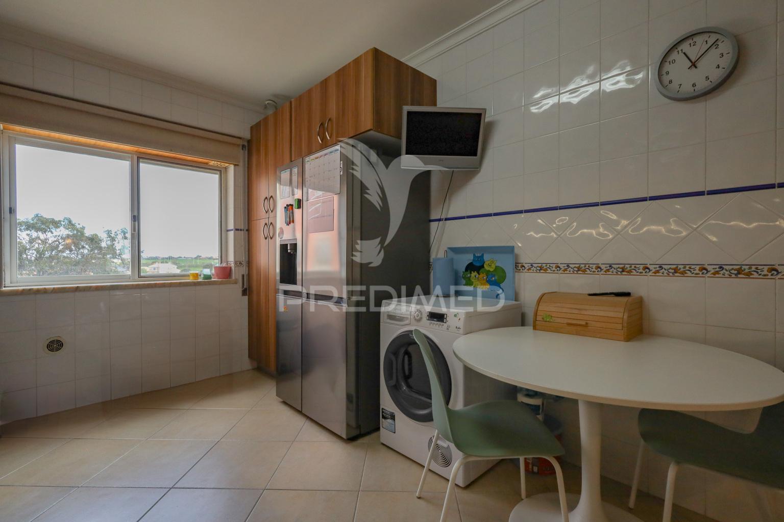 Apartamento t3 com suite, garagem e arrecadação – montijo